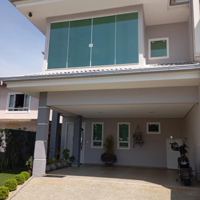 SOBRADO 1S + 2Q COM HIDROMASSAGEM IRIRIÚ JOINVILLE - SC 3 Dorm. Sendo 1 suítes Rua Sape Vaga(s): 3 Área: 135 m² Mobilia: